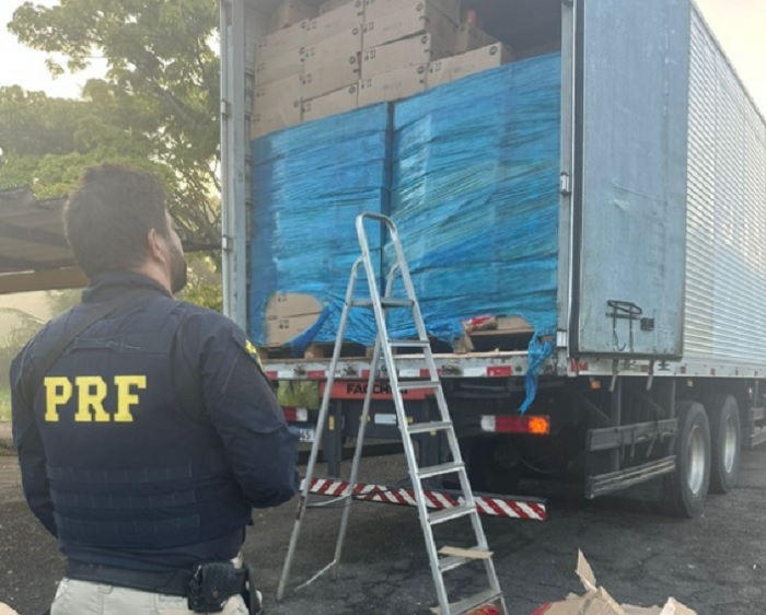 PRF apreende 200 mil maços de cigarro contrabandeados no sul da Bahia PRF apreende 200 mil maços de cigarro contrabandeados no sul da Bahia