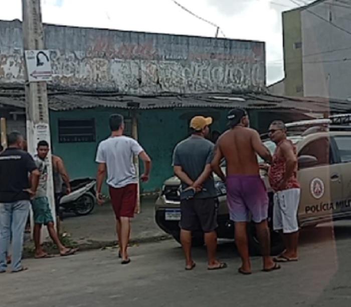 Mototaxista é morto a tiros e irmão suspeito se apresenta à polícia em Teixeira de Freitas Mototaxista é morto a tiros e irmão suspeito se apresenta à polícia em Teixeira de Freitas