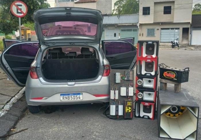 PM apreende pistola, drogas e som automotivo em Eunápolis PM apreende pistola, drogas e som automotivo em Eunápolis