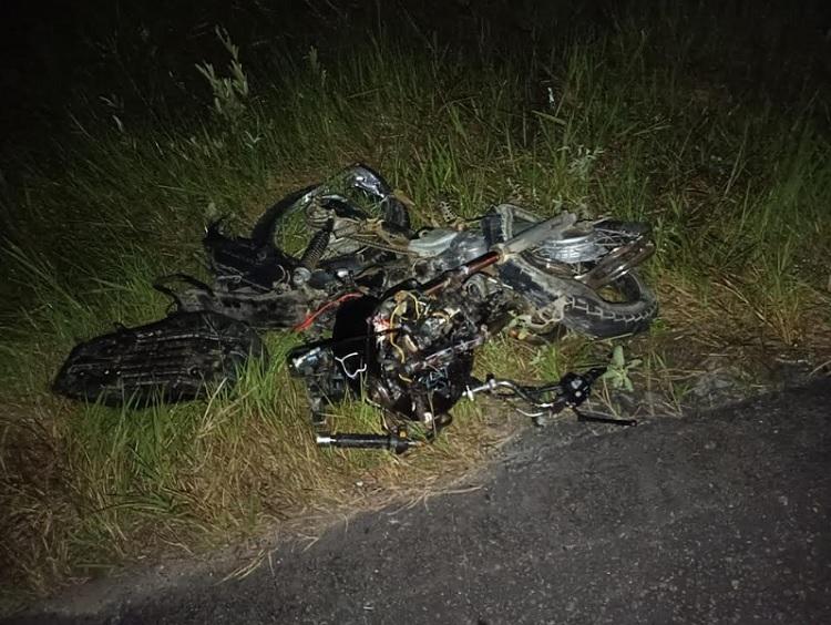 Moto colide de frente com ônibus e mata casal na BA-290 Moto colide de frente com ônibus e mata casal na BA-290