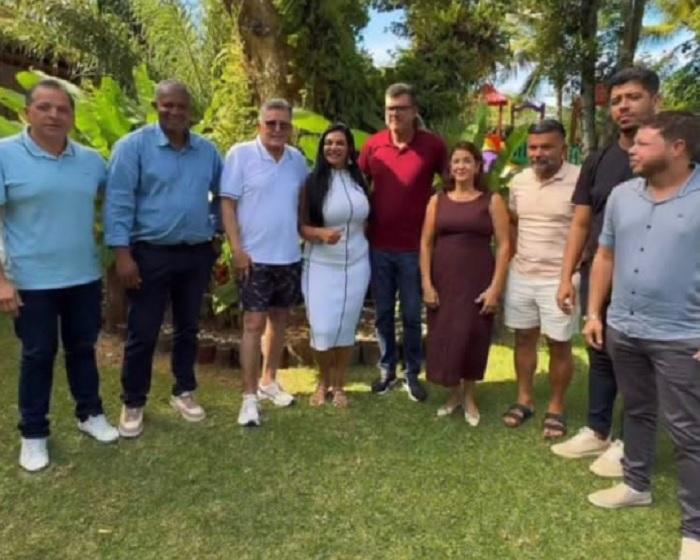 Apoio de seis vereadores a Jânio Jr. expõe divisão na base do prefeito em Itamaraju Apoio de seis vereadores a Jânio Jr. expõe divisão na base do prefeito em Itamaraju