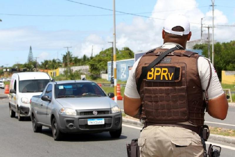 Homem paga carona e acaba preso por com arma durante abordagem na BA-290 Homem paga carona e acaba preso por com arma durante abordagem na BA-290