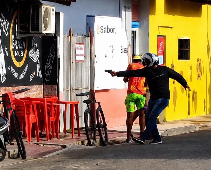 Mãe e filha escapam de atentado a tiros em restaurante de Caravelas Mãe e filha escapam de atentado a tiros em restaurante de Caravelas