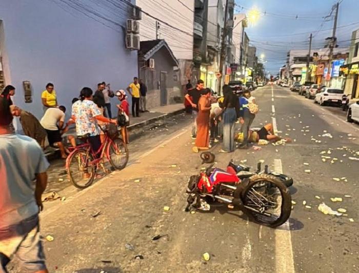 Acidente entre motocicletas deixa dois feridos em avenida de Eunápolis Acidente entre motocicletas deixa dois feridos em avenida de Eunápolis