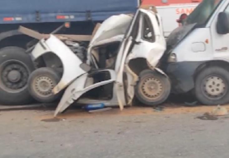 Motorista morre em acidente envolvendo caminhão e carreta na BR-367 Motorista morre em acidente envolvendo caminhão e carreta na BR-367