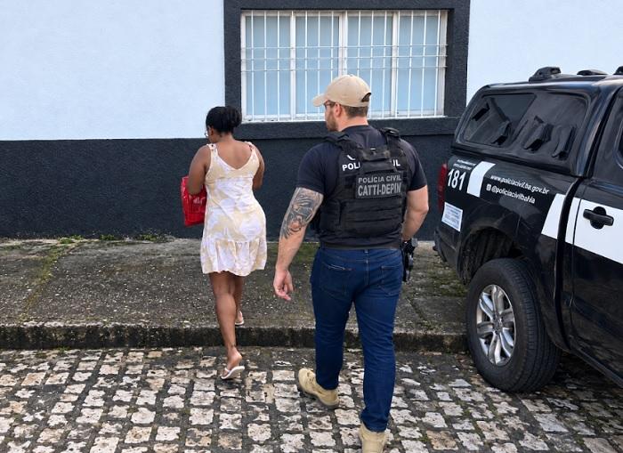 Mulher investigada por extorsão mediante sequestro é presa em Teixeira de Freitas Mulher investigada por extorsão mediante sequestro é presa em Teixeira de Freitas