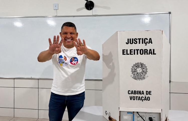 Jonatas Santos vota em Teixeira de Freitas após campanha com presença em mais de 100 municípios baianos Jonatas Santos vota em Teixeira de Freitas após campanha com presença em mais de 100 municípios baianos