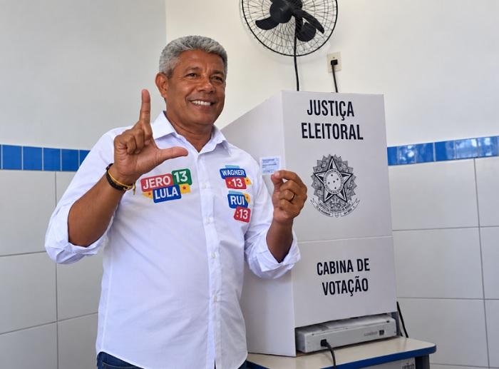 Jerônimo vota em Brotas e projeta vitória no primeiro turno na Bahia Jerônimo vota em Brotas e projeta vitória no primeiro turno na Bahia